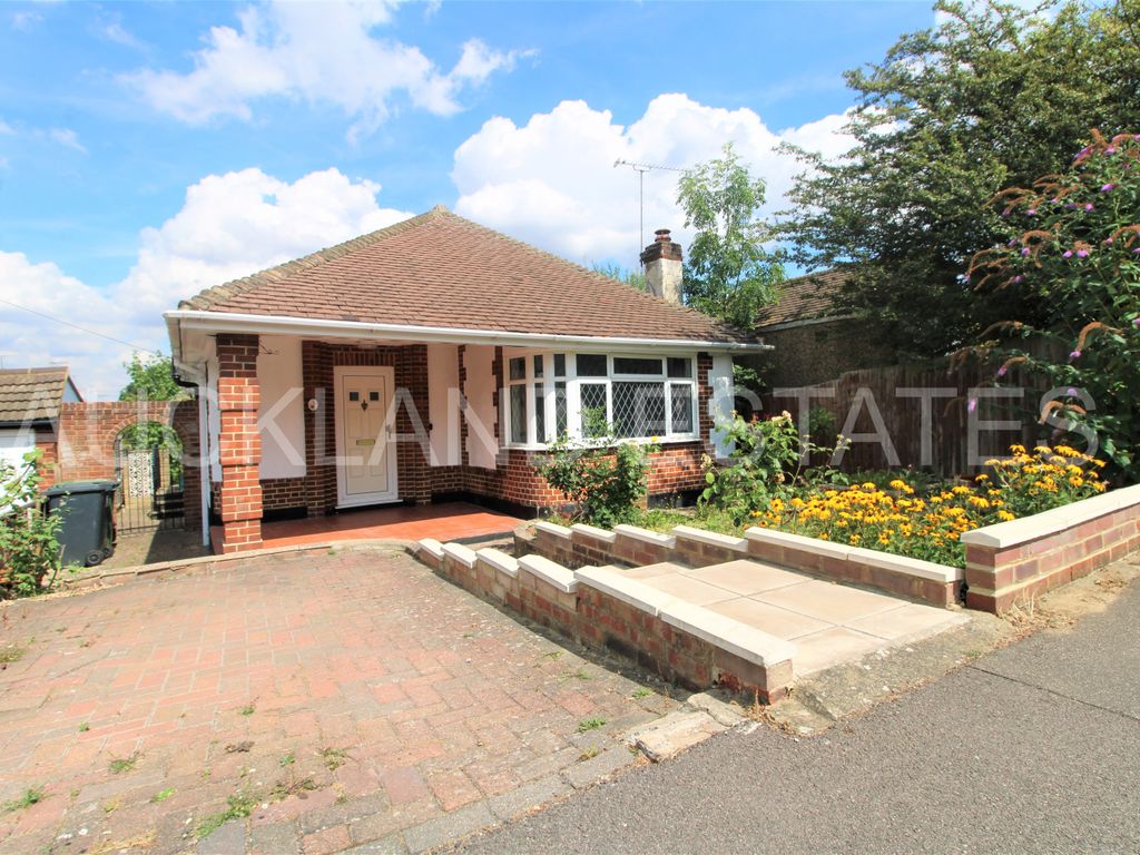 3 bed detached bungalow for sale in Sherwood Avenue, Potters Bar EN6
