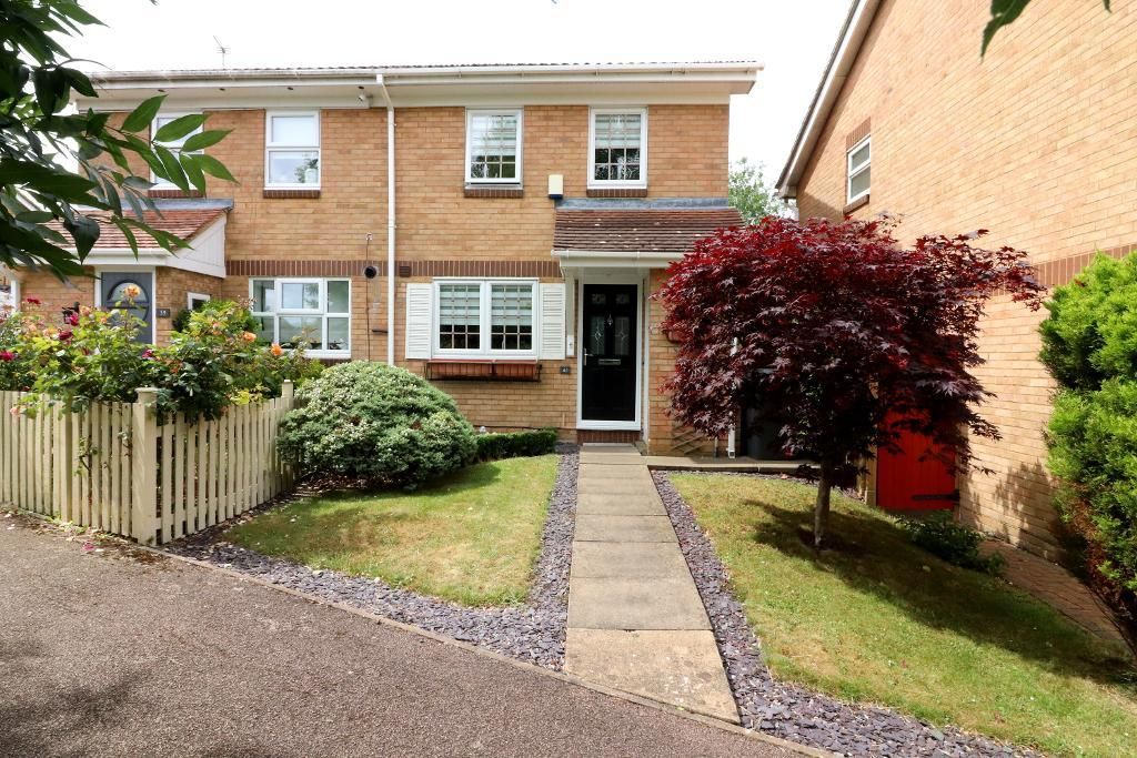 3 bed semidetached house for sale in Rochford Drive, Luton