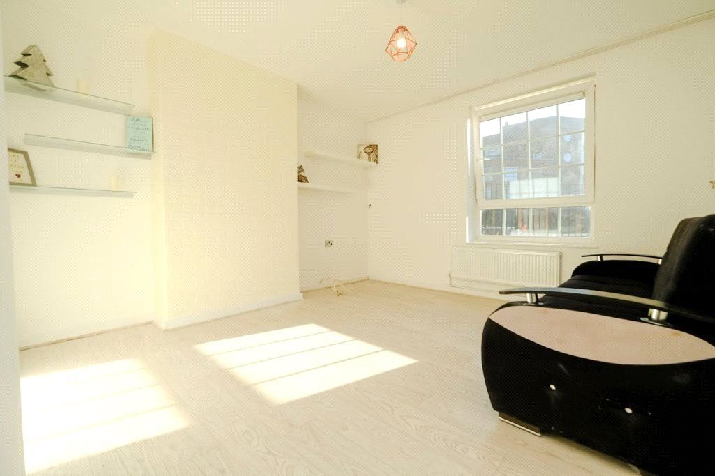 3 bed flat to rent in Moneyer House, Provost Estate, London N1, £2,600