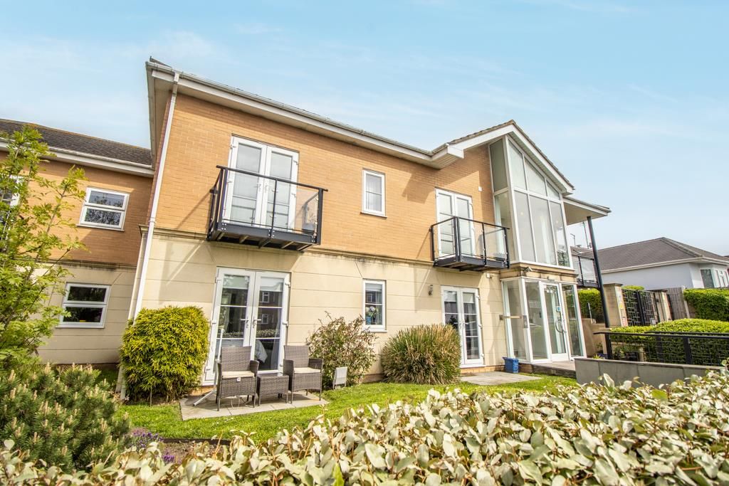 2 bed flat for sale in Rayleigh Road, Eastwood, LeighOnSea SS9, £