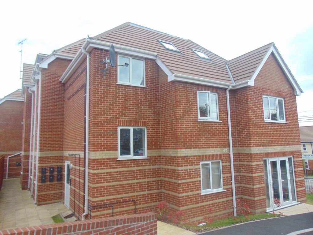 2 bed flat to rent in Bursledon Road, Hedge End, Southampton SO30, £