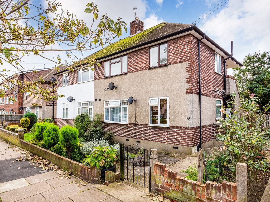 2 bed flat to rent in Dryden Close, Ilford IG6 Zoopla