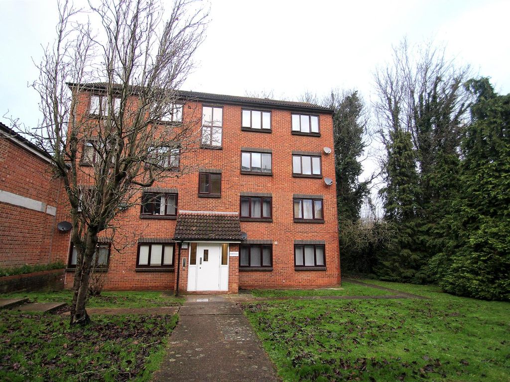 2 bed flat to rent in Lesley Place, Buckland Hill, Maidstone ME16, £