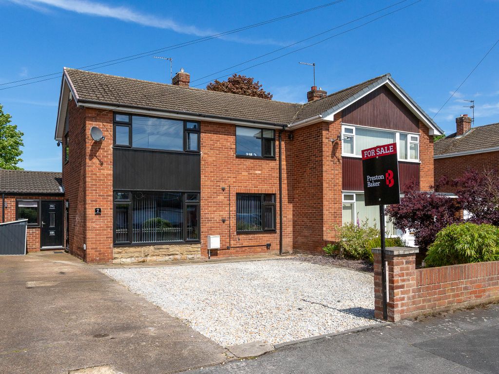 5 bed semidetached house for sale in Amanda Drive, Hatfield DN7, £