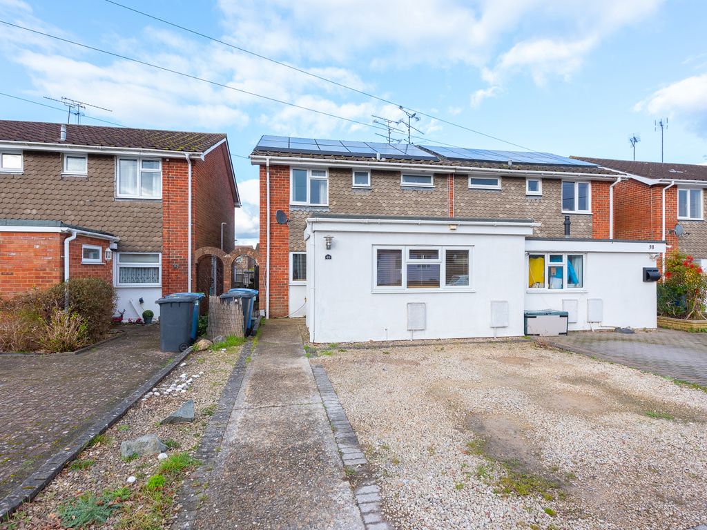 4 bed semidetached house for sale in Sandhurst Lane, Blackwater