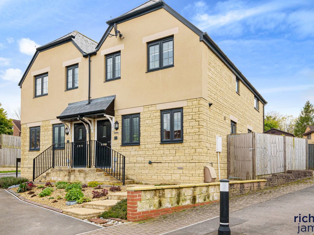 3 bed semidetached house for sale in Manor Rise, Chiseldon, Wiltshire