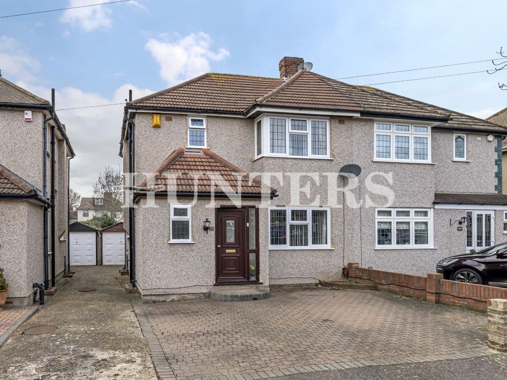 3 bed property for sale in Lancaster Drive, Hornchurch RM12 Zoopla
