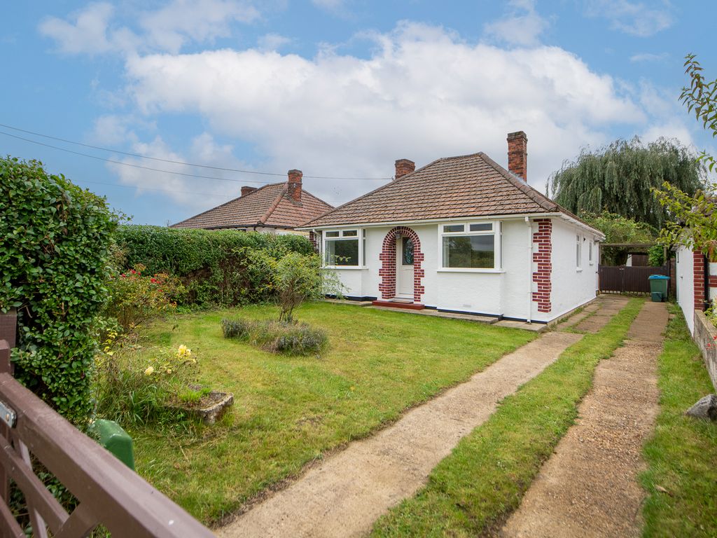 3 bed bungalow for sale in Cuddington Road, Dinton, Aylesbury HP18, £