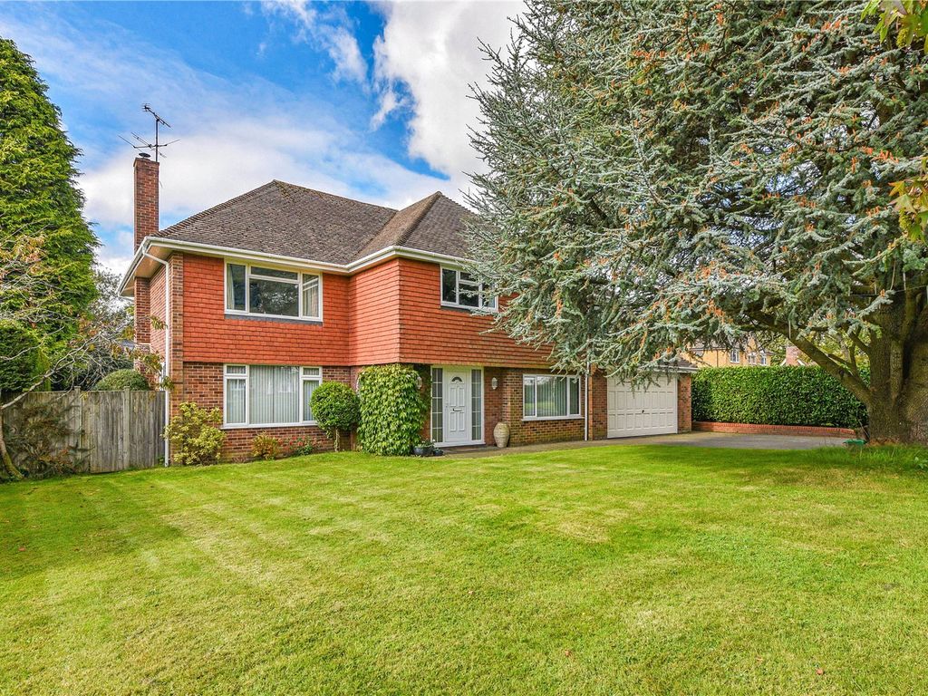 5 bed detached house to rent in Chiltley Way, Liphook, Hampshire GU30