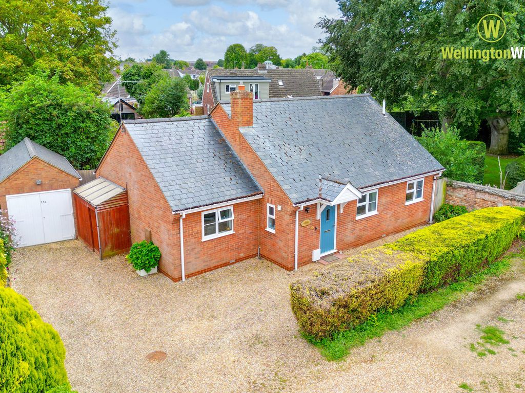 3 bed detached bungalow for sale in High Street, Melbourn, Royston SG8