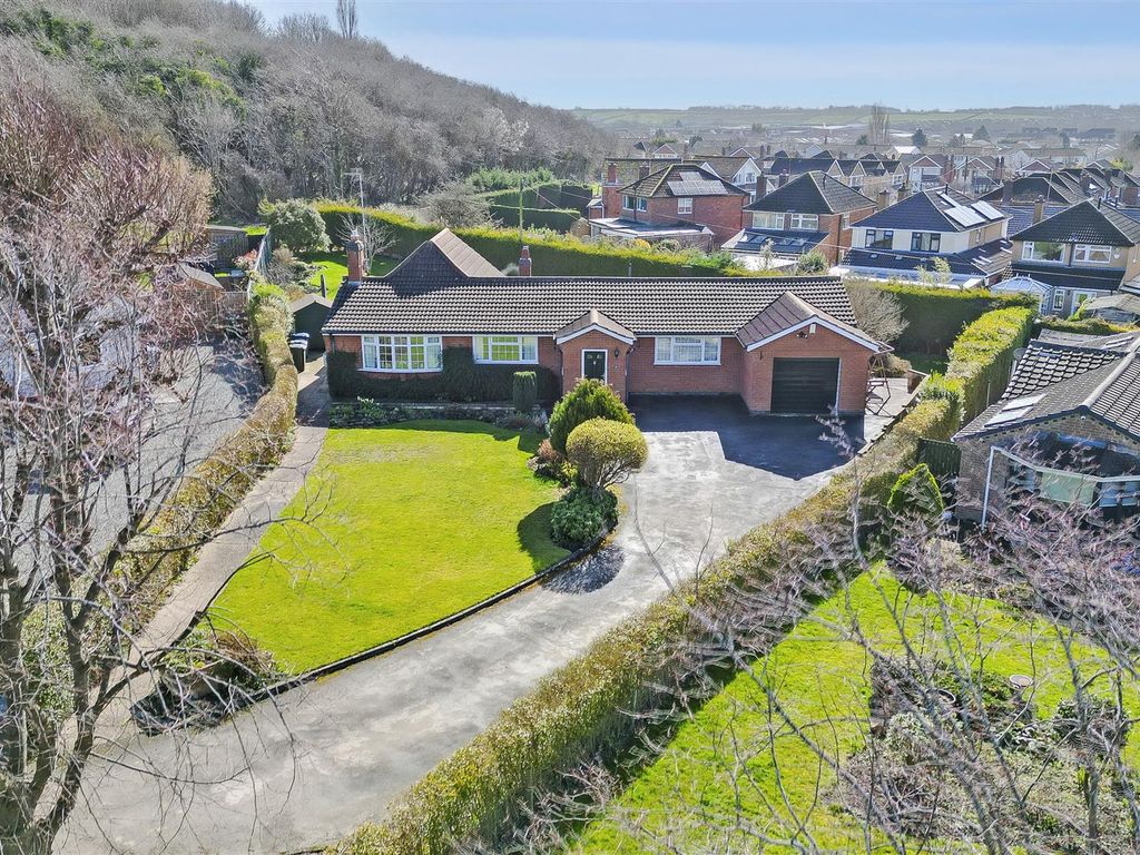 3 bed detached bungalow for sale in Rushcliffe Grove, East Leake