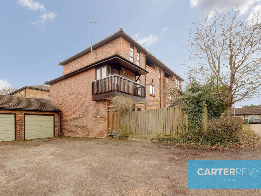 2 bed flat for sale in Courtney Park Road, Langdon Hills, Basildon SS16