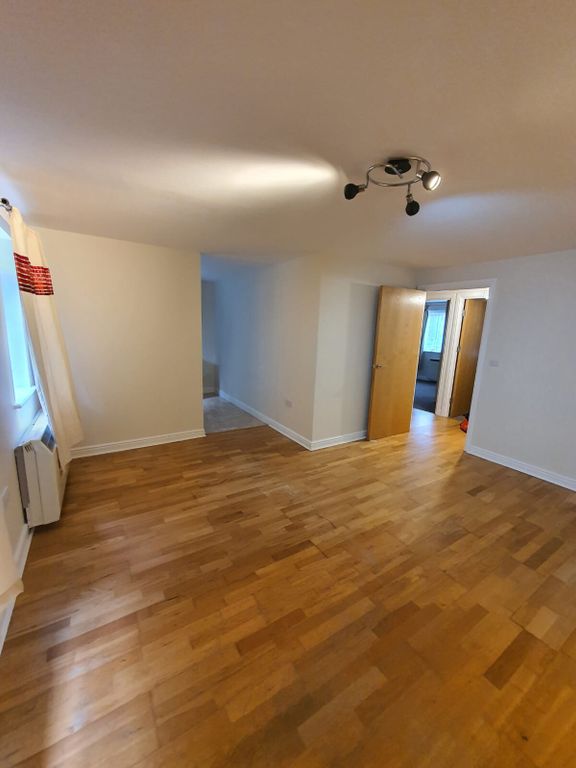 2 bed flat to rent in Melling Drive, Enfield EN1, £1,600 pcm Zoopla