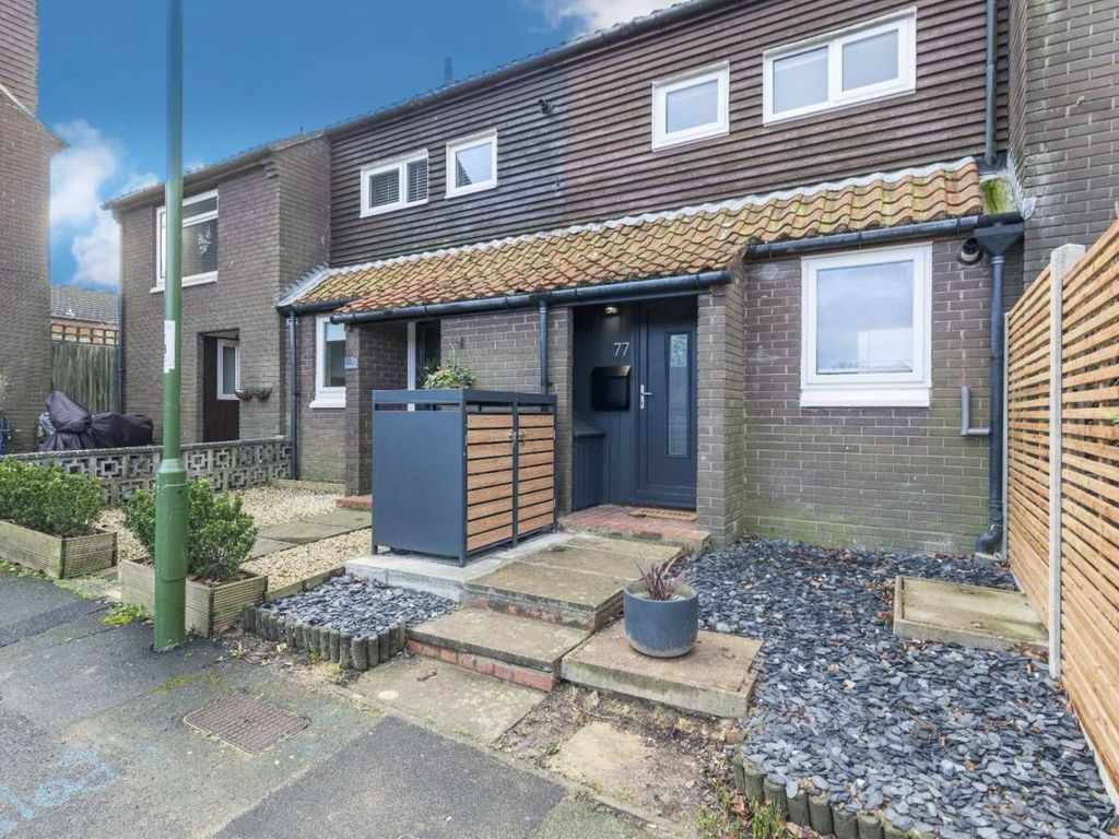 2 bed terraced house to rent in Swallowtail Road, Horsham RH12, £1,425