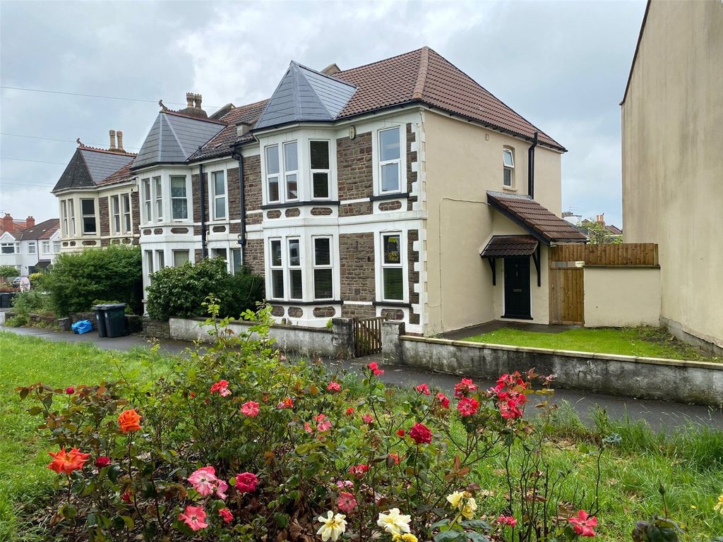 4 bed detached house for sale in Gloucester Road, Bristol BS7, £590,000