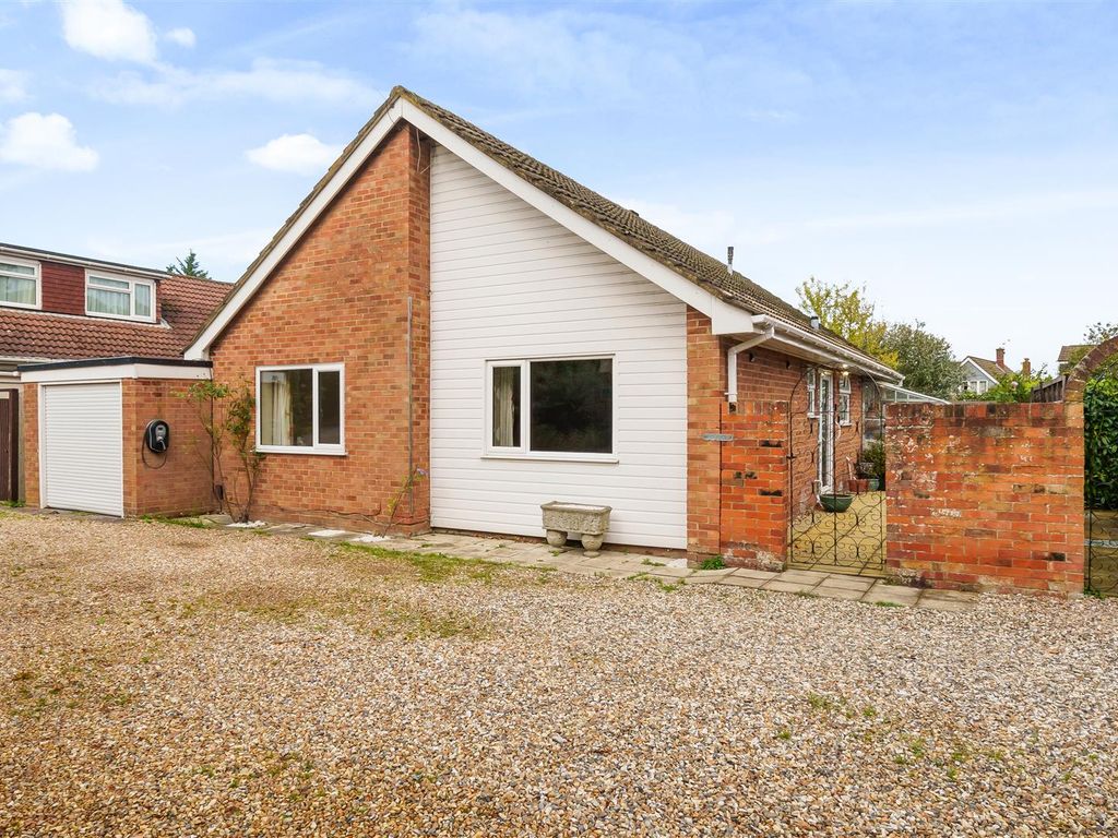 3 bed detached bungalow for sale in Reading Road, Wokingham, Berkshire