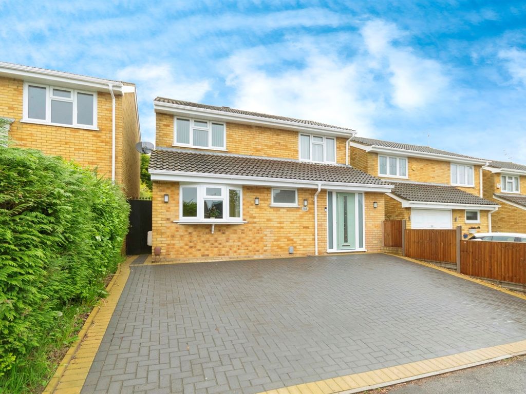 5 bed detached house for sale in Buckingham Drive, Luton LU2, £465,000