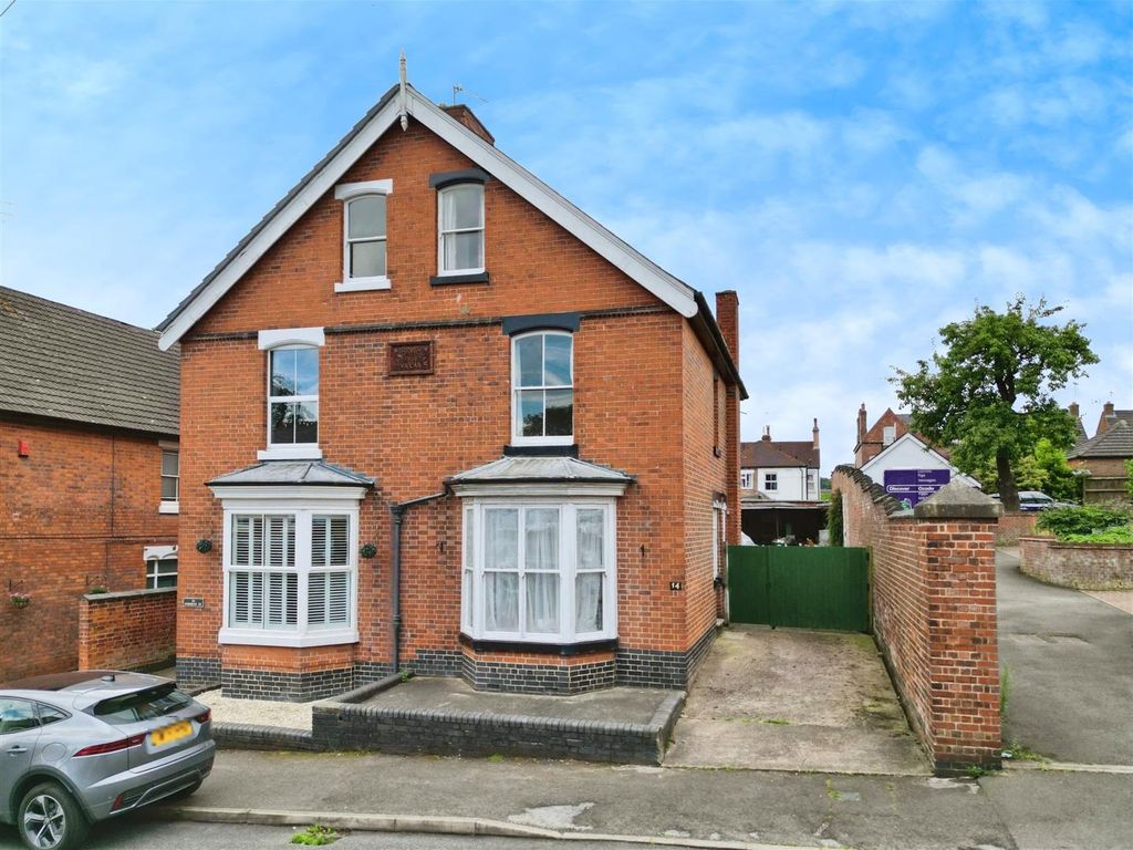 5 bed semidetached house for sale in Osborne Street, Winshill, Burton