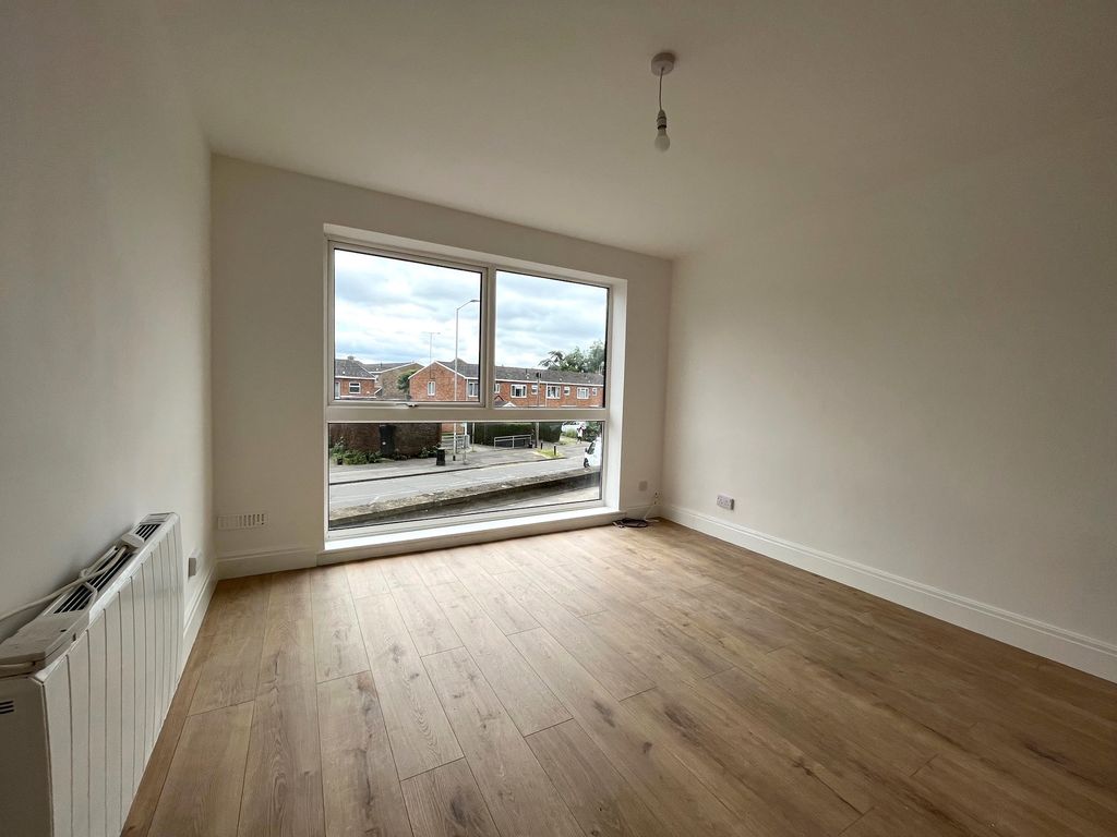 2 bed flat to rent in Whitley Wood Road, Reading, Berkshire RG2, £1,250