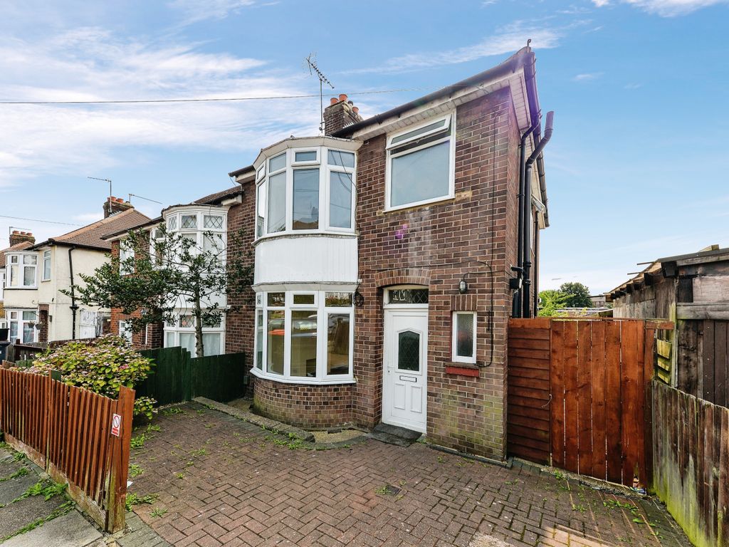 3 bed semidetached house for sale in Milton Road, Luton, Bedfordshire