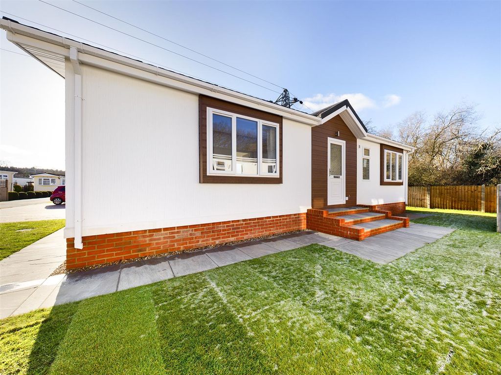 2 bed mobile/park home for sale in Water End Park, Basingstoke RG24
