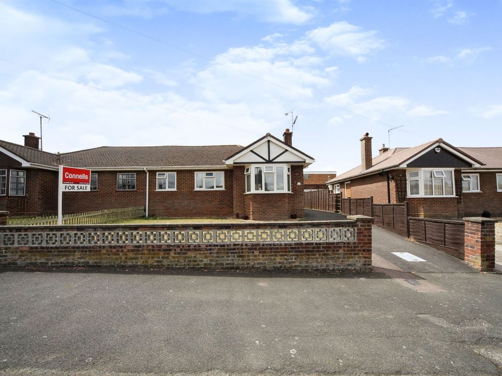 2 bed semidetached bungalow for sale in Sundown Avenue, Dunstable LU5 Zoopla