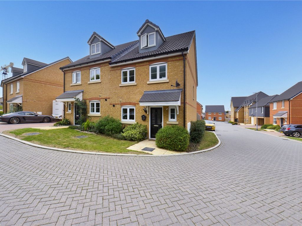 4 bed semidetached house for sale in Cromwell Way, Royston