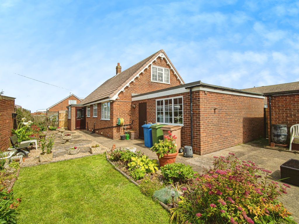 4 bed detached bungalow for sale in Turner Avenue, Withernsea HU19, £