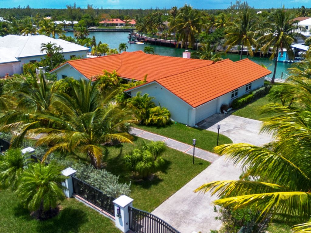 4 bed property for sale in Fortune Bay Pt., Freeport, The Bahamas, £