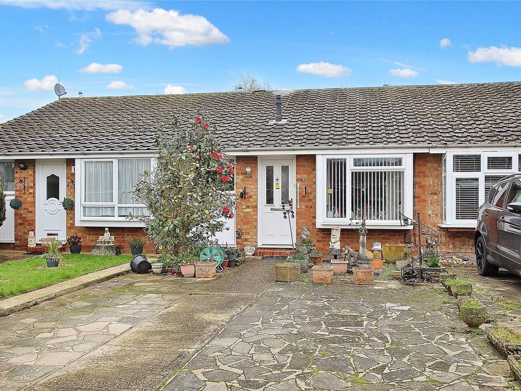 2 bed bungalow for sale in Knaphill, Woking GU21, £325,000 Zoopla