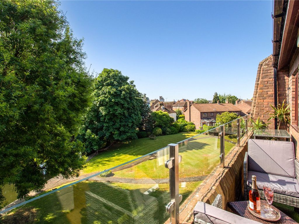 2 bed flat for sale in Eton Court, Windsor SL4, £625,000 Zoopla