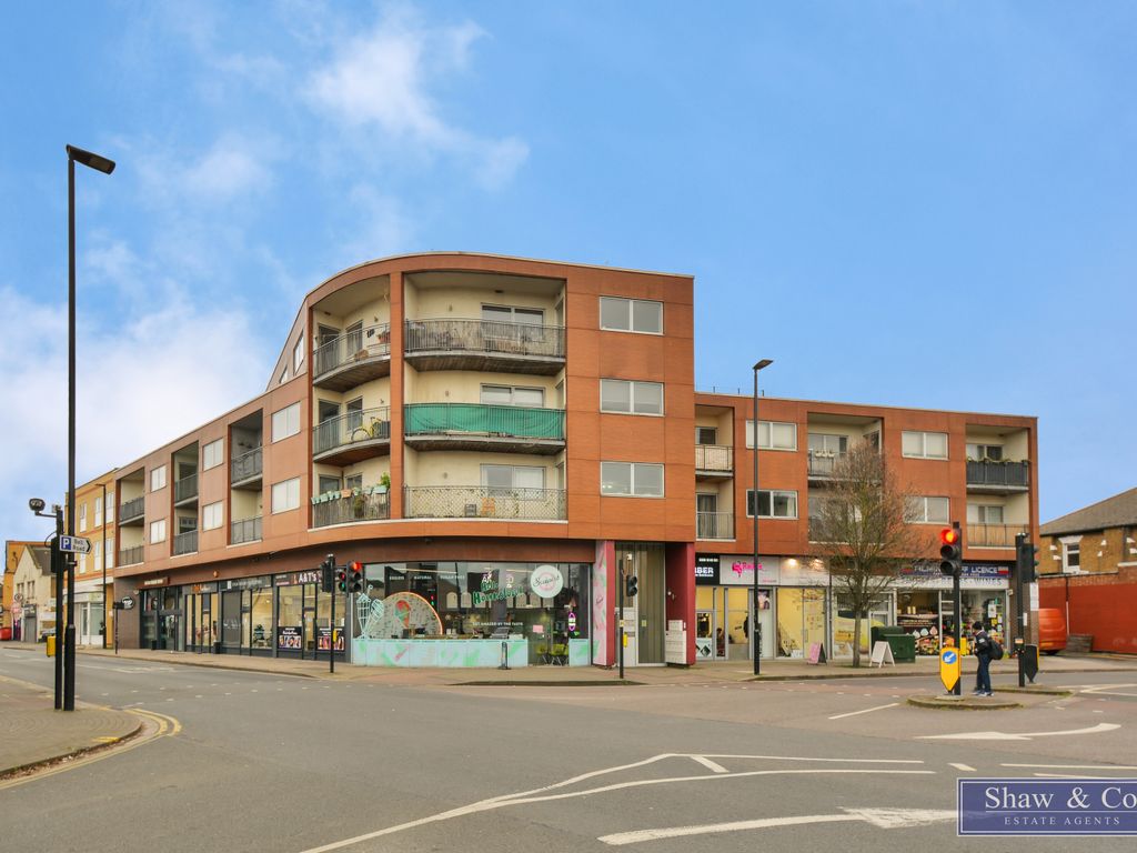 2 bed flat for sale in Bell Road, Hounslow TW3, £332,500 Zoopla