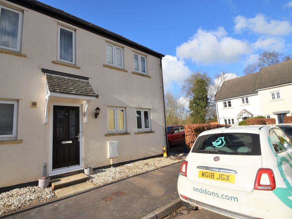 2 bed flat to rent in Woodland Close, Bampton, Tiverton, Devon EX16, £