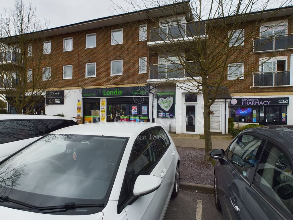 2 bed flat for sale in Maplehurst Close, Dartford, Kent DA2, £250,000