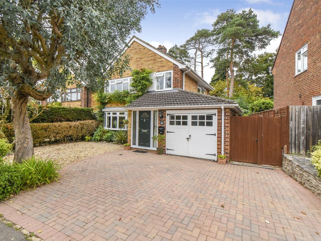 4 bed detached house for sale in Lynwood Gardens, Hook, Hampshire RG27
