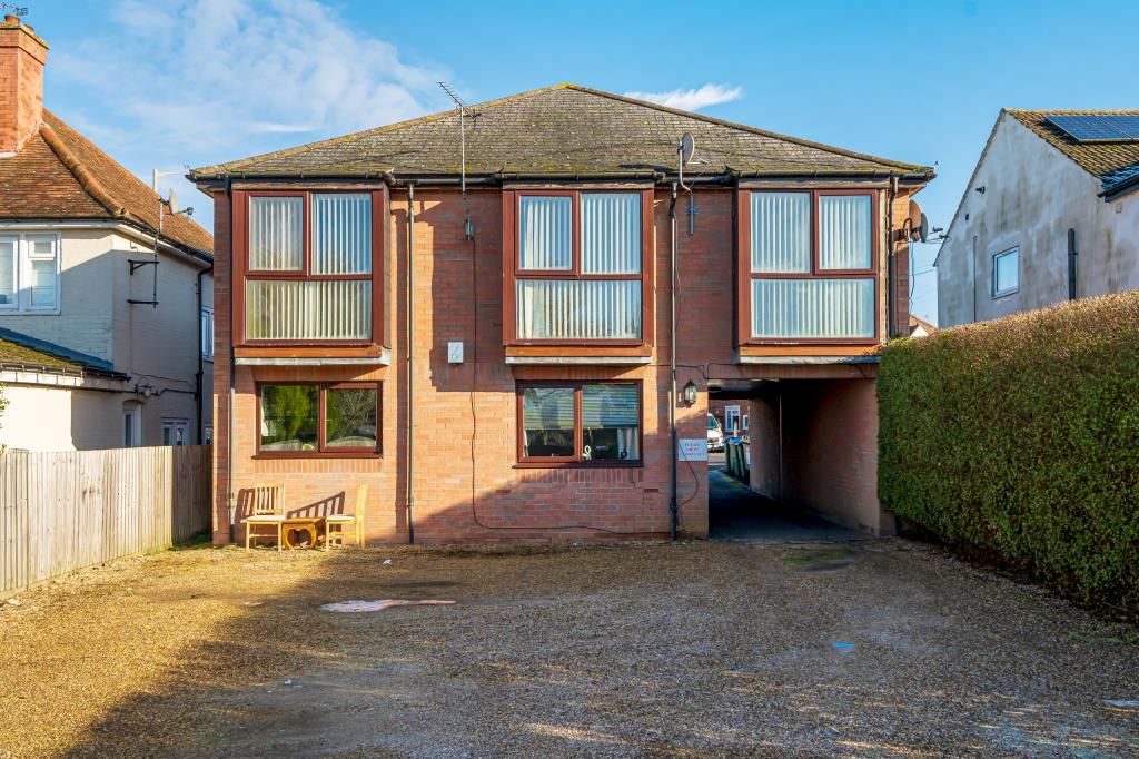 2 bed flat for sale in Mandeville Road, Aylesbury HP21 Zoopla