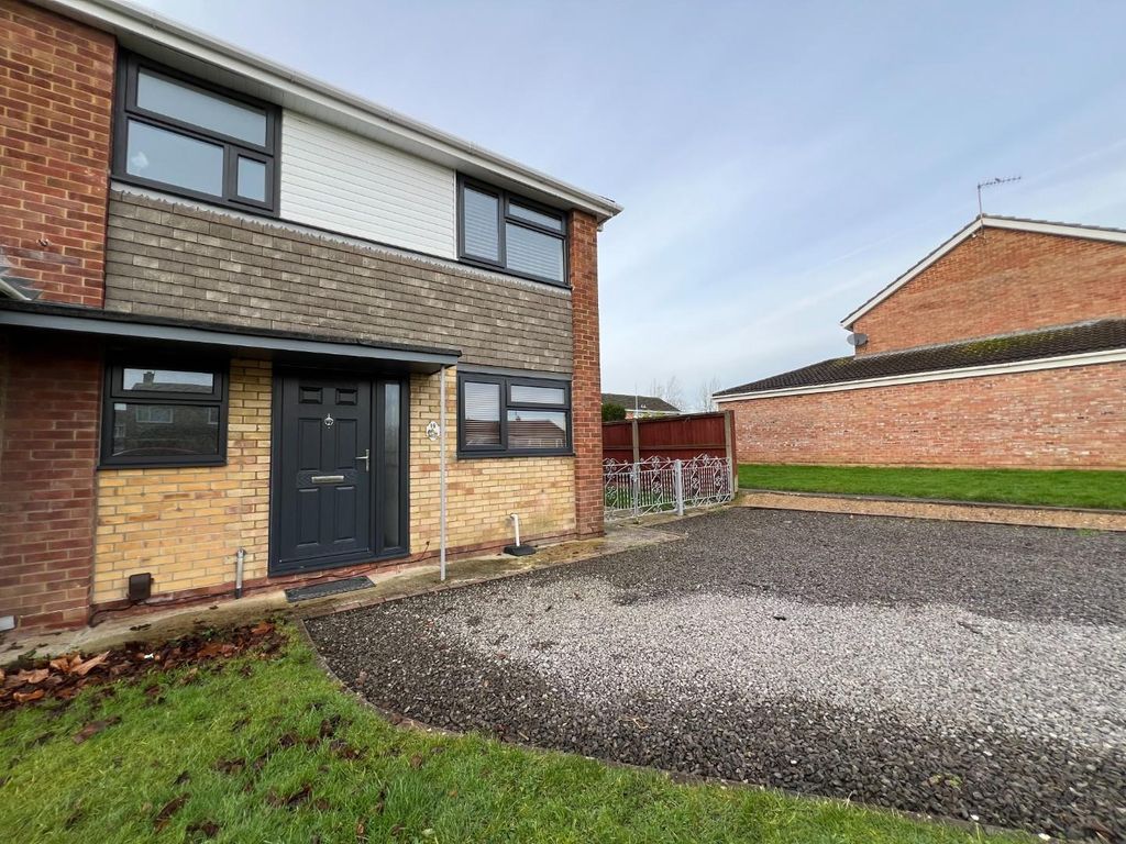 3 bed semidetached house for sale in Gilling Way, Covingham, Swindon