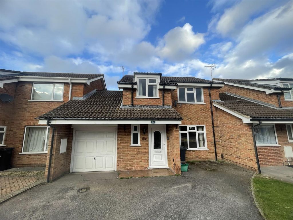 3 bed linkdetached house to rent in Skylark Way, Abbeydale, Gloucester