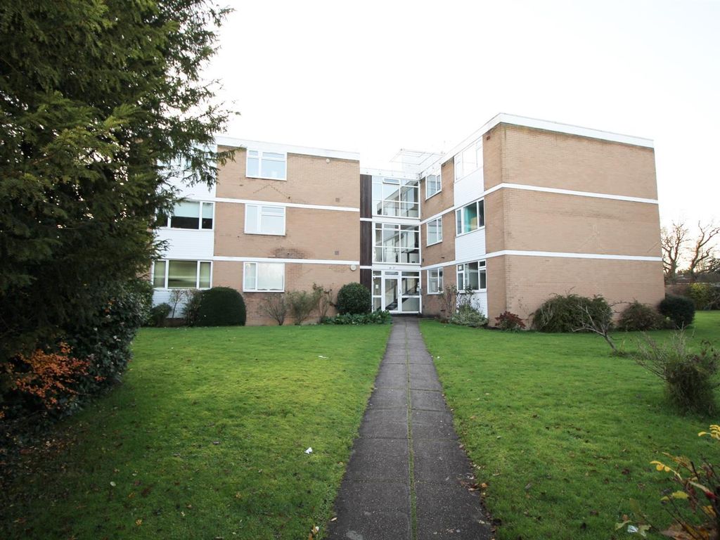 2 bed flat to rent in Boreham Holt, Elstree, Borehamwood WD6, £1,600