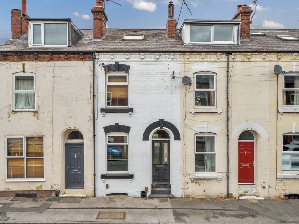 3 bed terraced house for sale in Chatsworth Road, Harrogate HG1, £