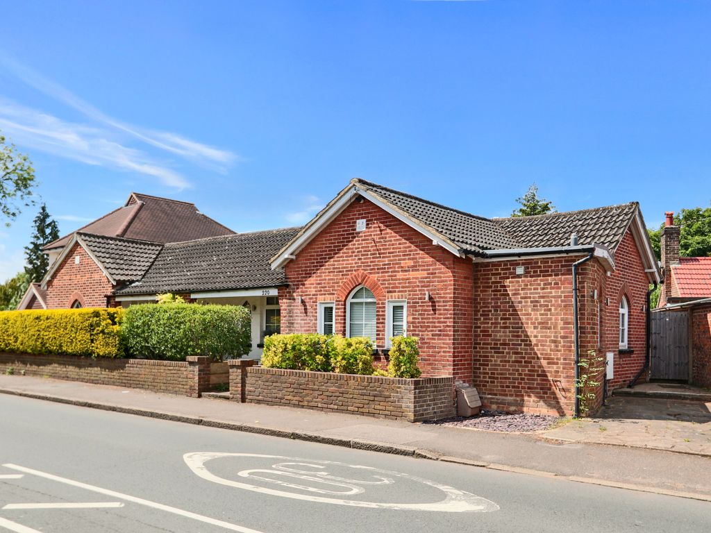 3 bed semidetached bungalow for sale in Coulsdon Road, Coulsdon CR5, £