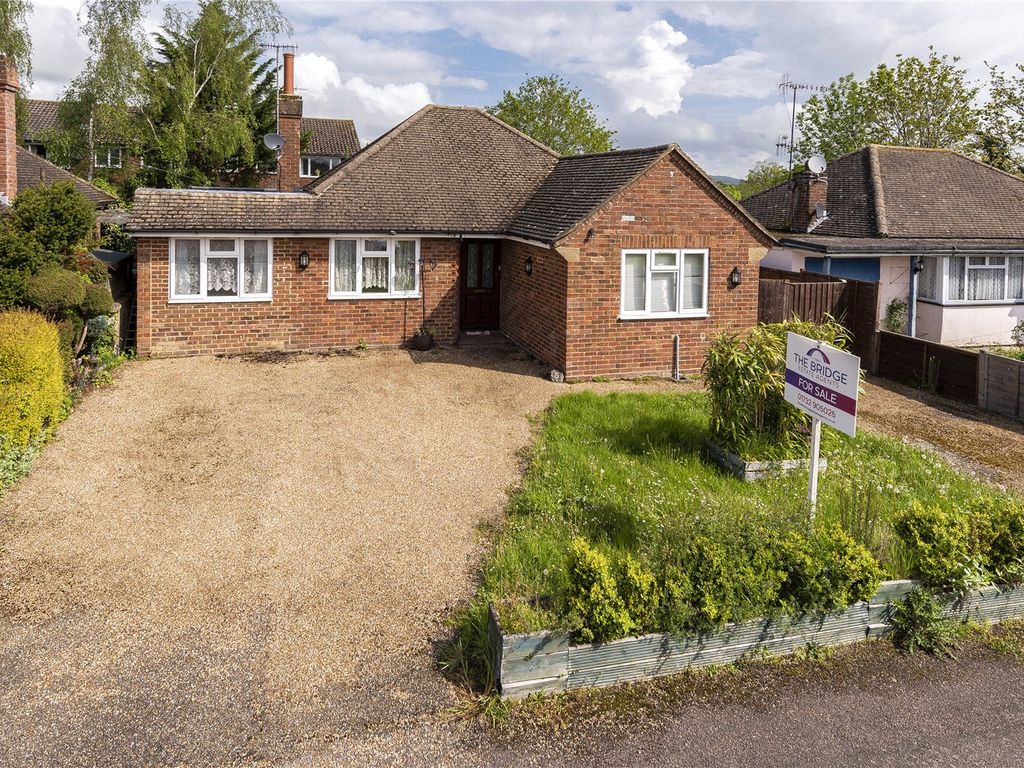 3 bed bungalow for sale in Grange Close, Edenbridge, Kent TN8, £400,000