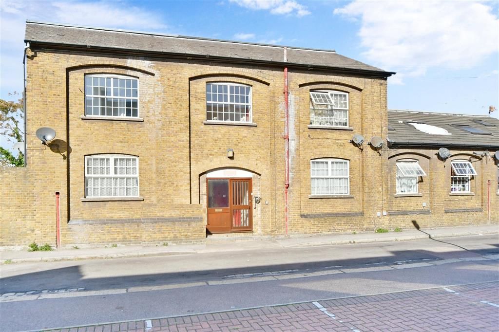 1 bed flat for sale in Railway Road, Sheerness, Kent ME12, £120,000