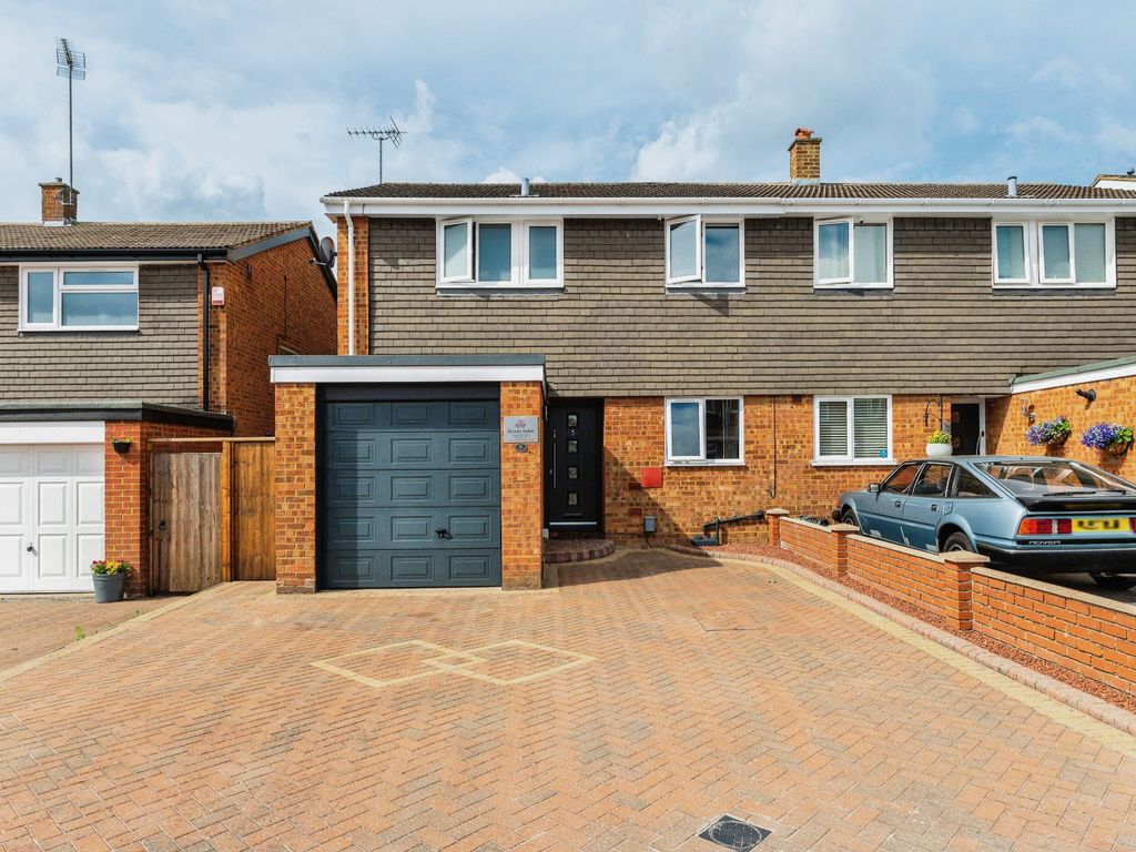 3 bed semidetached house for sale in Benson Close, Luton, Bedfordshire