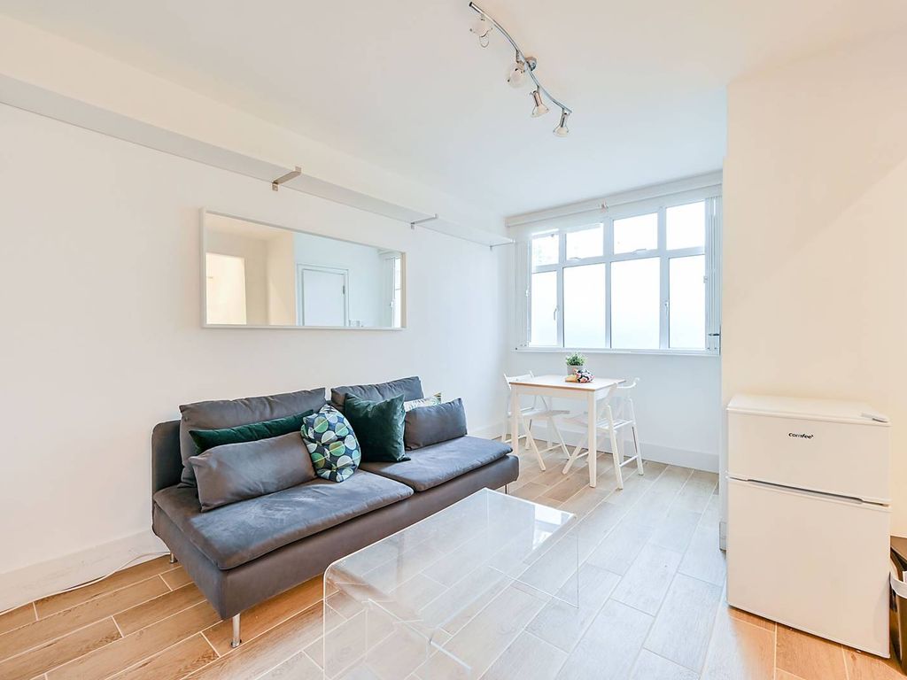 1 bed flat to rent in Romney Court, Shepherd's Bush, London W12, £1,800