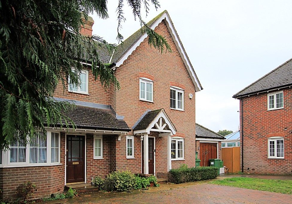3 bed semidetached house for sale in Morrison Close, Upper Basildon