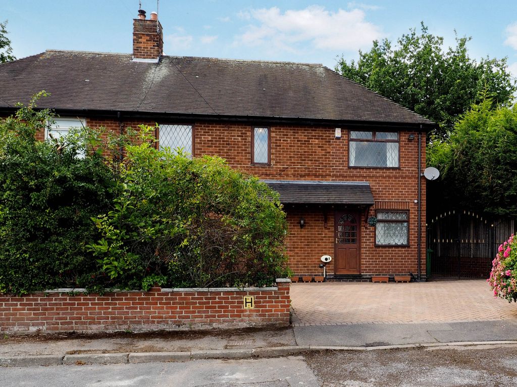 4 bed semidetached house for sale in Whitemoss Close, Nottingham