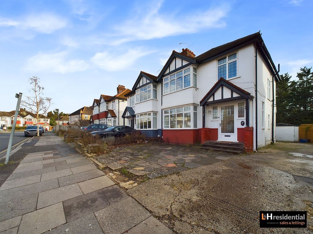 3 bed property for sale in Arlington Road, London N14, £925,000 Zoopla