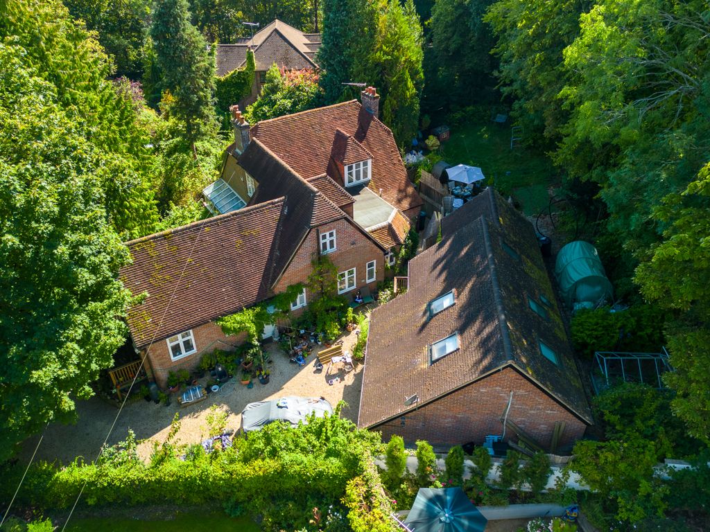 7 bed detached house for sale in Lucas Road, High HP13, £