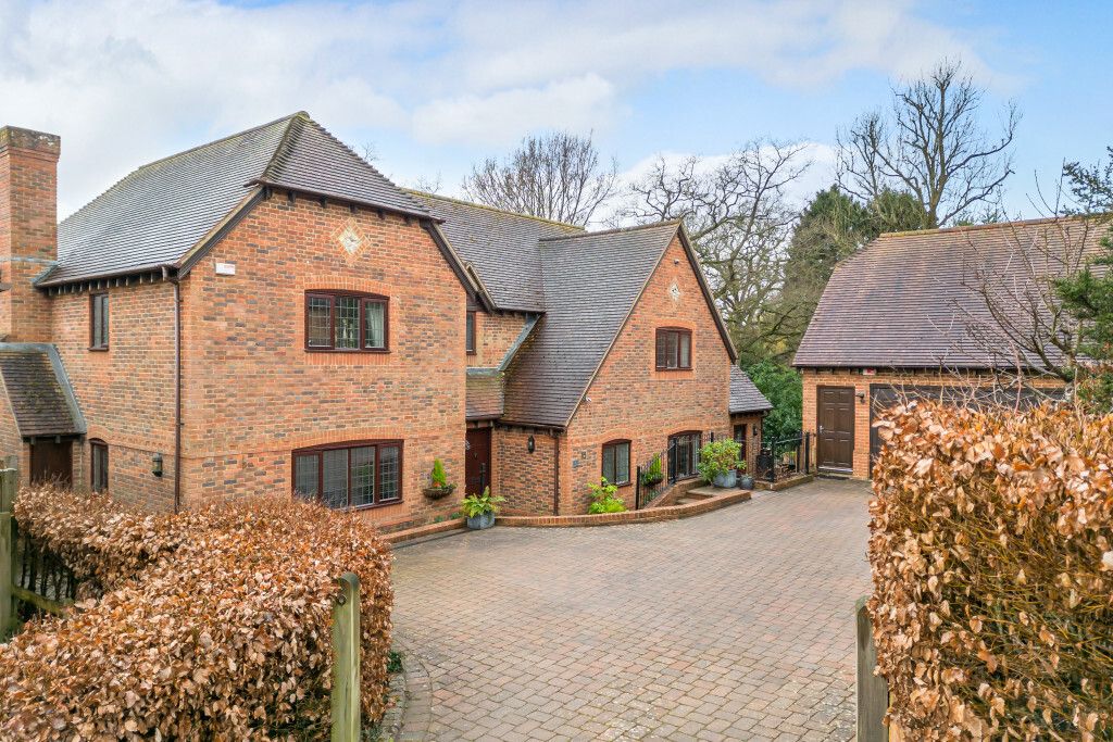 5 bed detached house for sale in St Johns Close, Mortimer Common